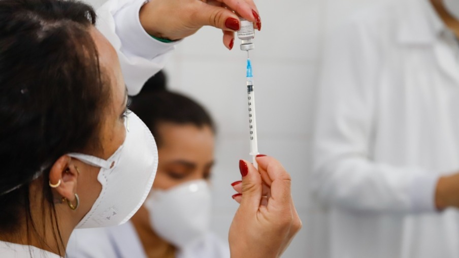 Proteção de vacinas contra variante cai após três meses