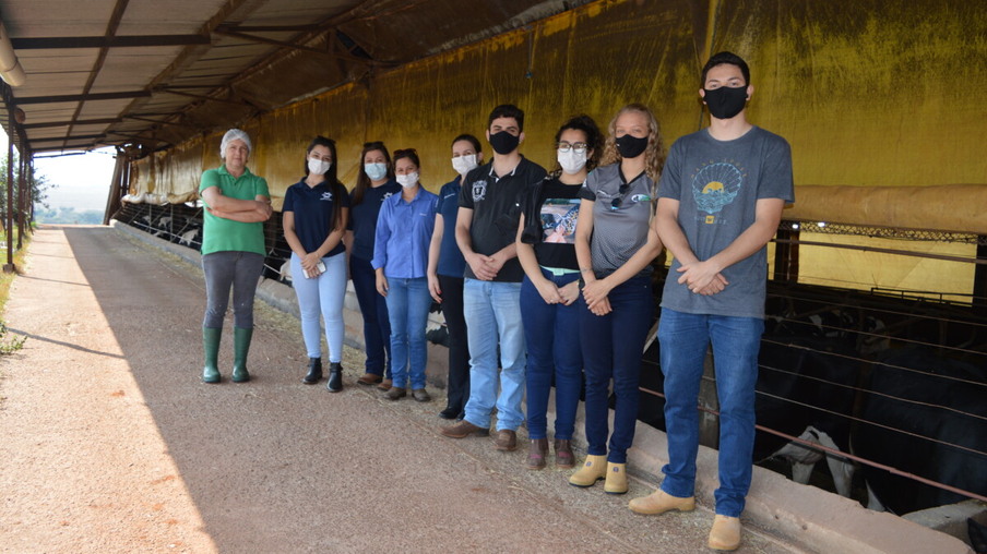 Acadêmicos de Agronomia da Univel  realizam visita técnica em área rural