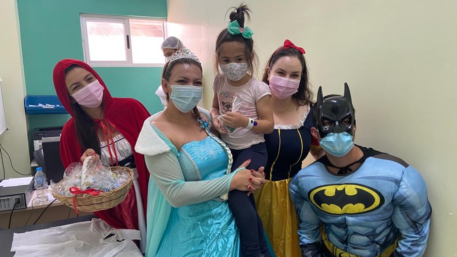 Frozen, Chapeuzinho Vermelho, Branca de Neve e Batman visitam crianças nas UPAs