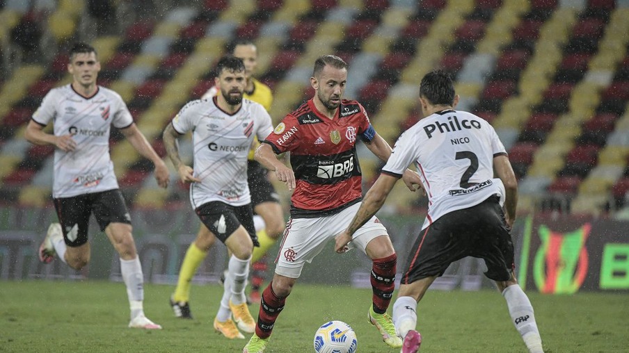 Flamengo atropela Athletico-PR no Maracanã e sobe no G4 do Brasileiro