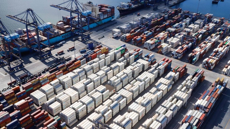 Volume de carga movimentada em contêineres aumenta 13% no Porto de Paranaguá em 2021