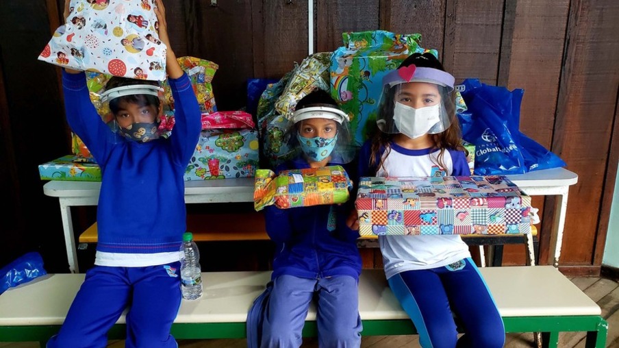 Portos do Paraná distribui brinquedos em escolas de comunidades isoladas