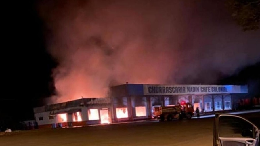 Incêndio destrói tradicional churrascaria às margens da PR-182