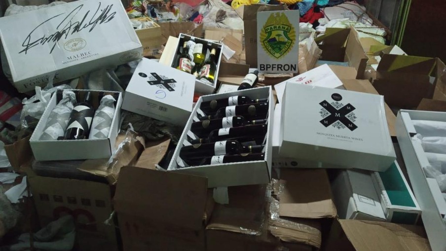 Caminhão com 800 garrafas de vinho contrabandeados é apreendido em Marechal Rondon