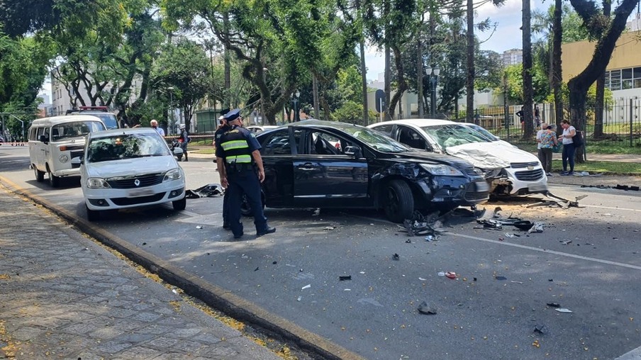 Motorista suspeito de roubo de carro provoca engavetamento com nove veículos em Curitiba, diz Guarda Municipal
