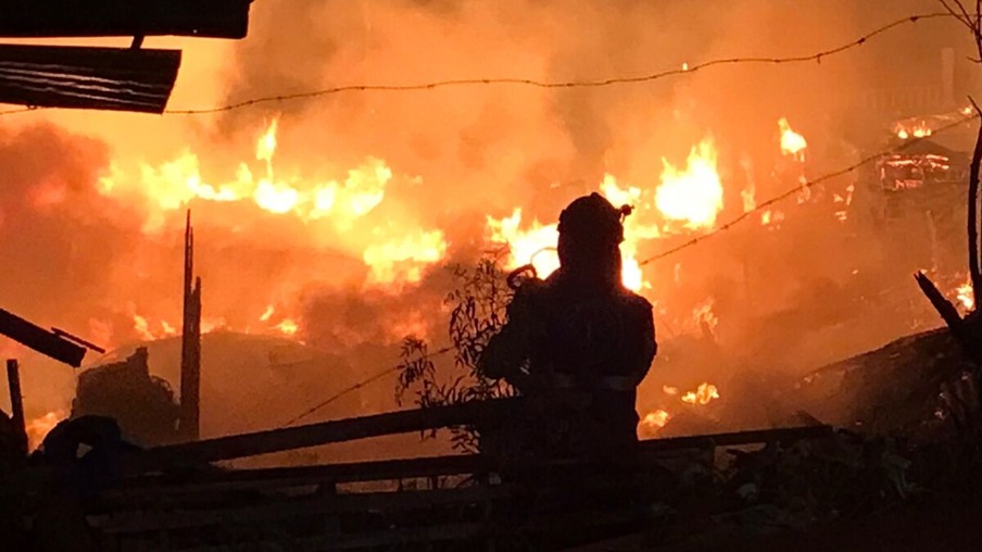 Incêndio de grandes proporções destrói cerca de 14 casas de madeira no Bairro Esmeralda