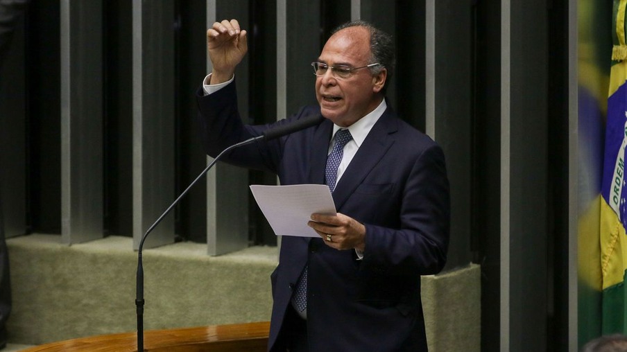 O líder do governo, senador Fernando Bezerra Coelho, durante discurso na sessão do Congresso Nacional