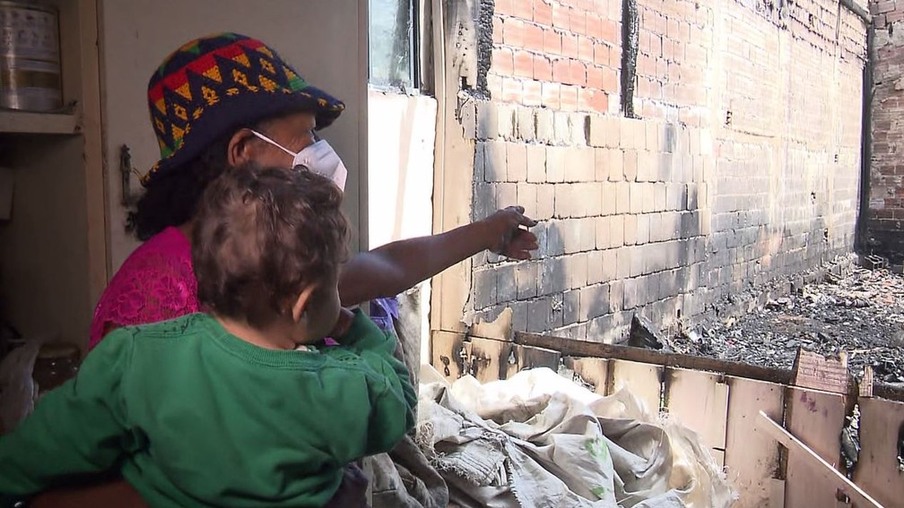 Idosa entra em casa tomada por incêndio e salva bisneto de 11 meses que dormia no local, na região de Curitiba