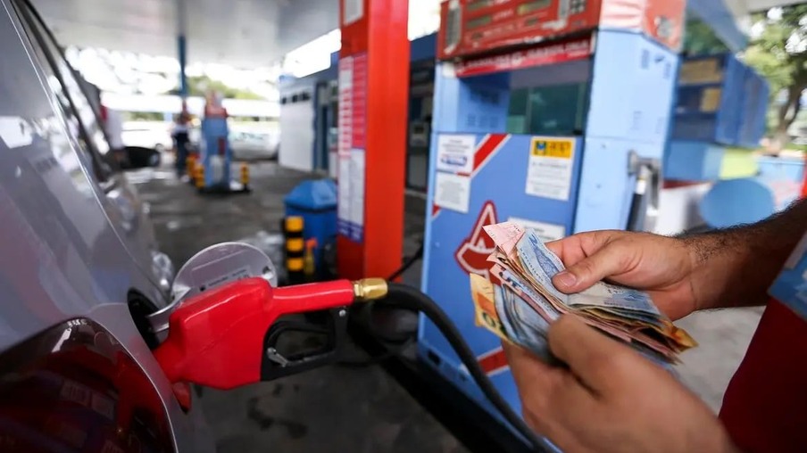 Combustíveis pressionam e aceleram inflação; acumulado chega a 10,67%