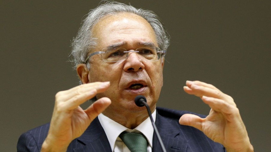 O ministro da economia, Paulo Guedes,fala à imprensa no auditório do ministério da economia em Brasília