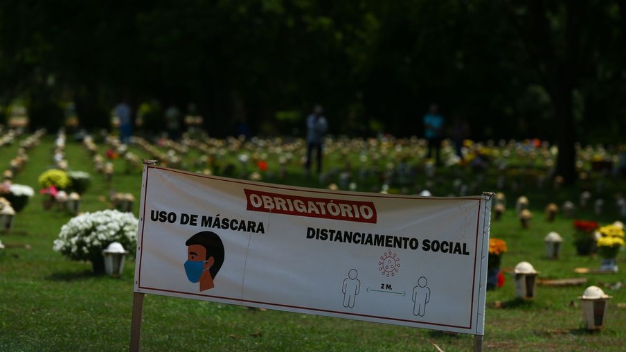 Dia de Finados no cemitério Campo da esperança em Brasília