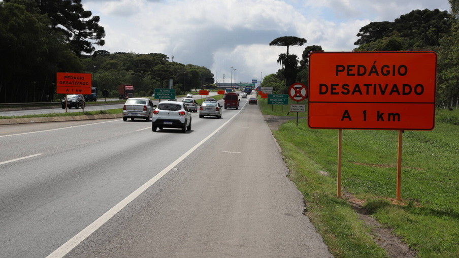 Encerramento dos atuais contratos de concessão de rodovias no Paraná. Abertura das catracas da praça de pedágio da Ecovia, na BR-277, em São José dos Pinhais, ocorrida à 0h00 deste domingo. - Curitiba, 28/11/2021 - Foto: Ari Dias/AEN