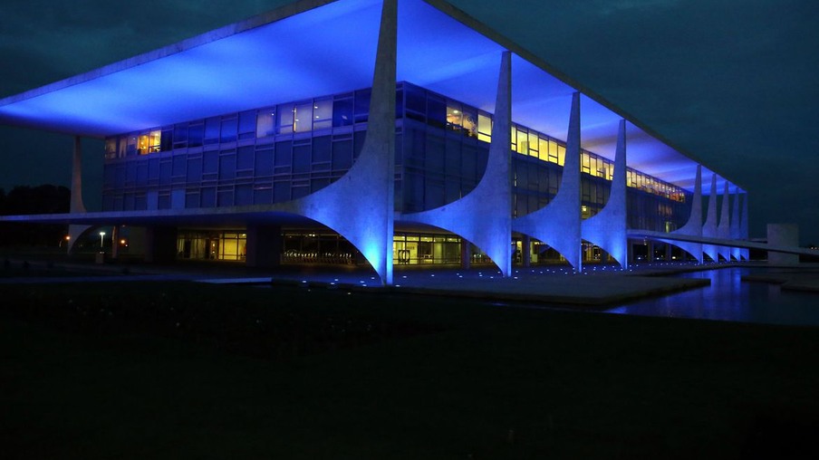 Palácio do Planalto recebe iluminação especial para a campanha do Novembro Azul, que alerta sobre o câncer de próstata e chama a atenção dos homens para a importância da prevenção dessa doença.