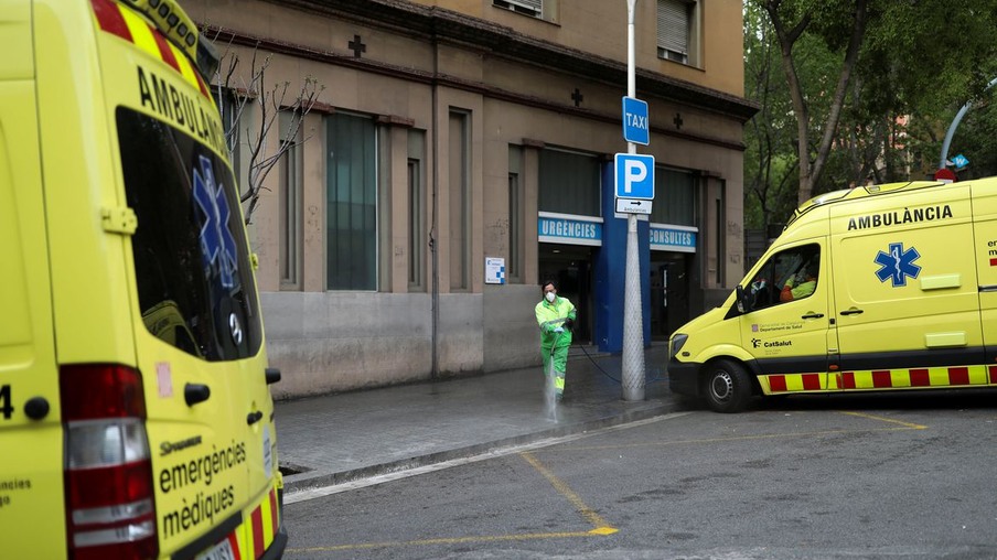 Um trabalhador lava a rua do lado de fora de uma unidade de emergência médica durante o surto de doença por coronavírus (COVID-19), em Barcelona, ​​Espanha, em 7 de abril de 2020. REUTERS / Nacho Doce