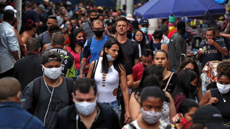 People walk at a popular shopping street amid the coronavirus disease (COVID-19) outbreak in Sao Paulo, Brazil December 17, 2020. REUTERS/Amanda Perobelli