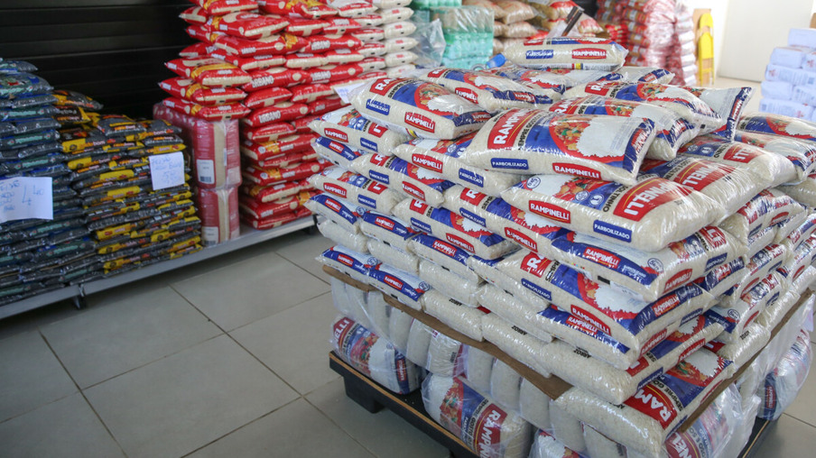 Sacos de arroz à venda em mercado. Foto: Geraldo Bubniak/AEN