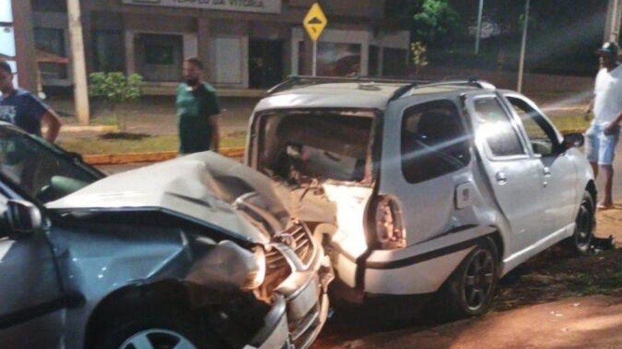 Motorista embriagado dorme ao volante, causa acidente e é levado à UPA dormindo, em Marechal