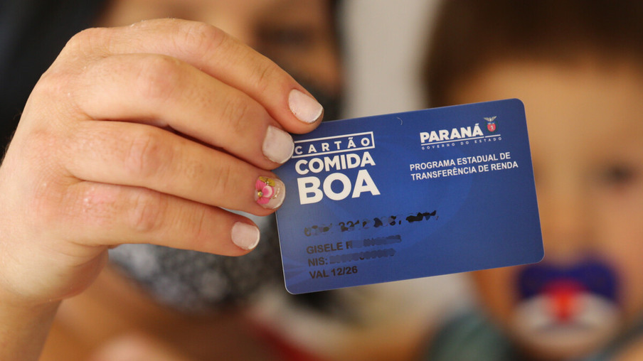 Entrega do Cartão Comida Boa no CRAS Meliane em Campo Largo, nesta terça-feira (21). Foto: Geraldo Bubniak/AEN