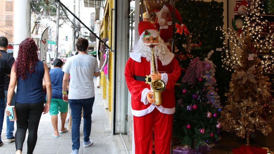 São Paulo - Comércio com decoração de Natal na rua Teodoro Sampaio, em Pinheiros.
