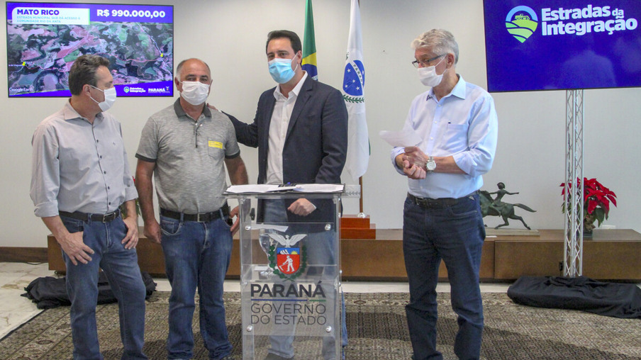O governador Carlos Massa Ratinho Junior autorizou nesta quarta-feira (15), em ato no Palácio Iguaçu, a liberação de R$ 13.318.574,55 para pavimentar mais 36,3 quilômetros de estradas rurais de 11 municípios do Paraná.