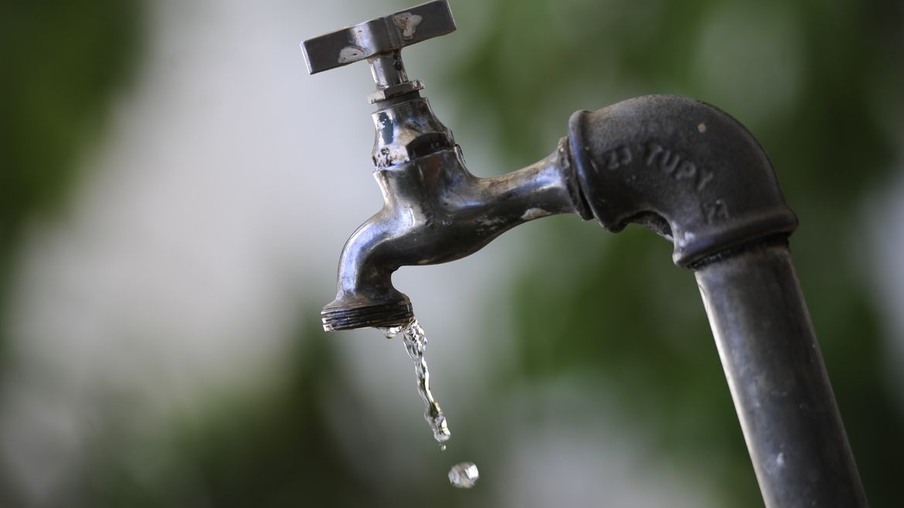 BIE; racionamento; água; despedrício; escassez; reservatório; falta d'água

Mais infos:

https://www12.senado.gov.br/noticias/materias/2014/07/21/com-risco-de-escassez-de-agua-parlamentares-propoem-combate-ao-desperdicio