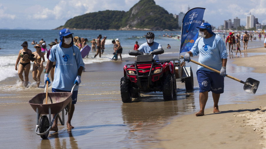 Sanepar retira mais de 23 toneladas de lixo das praias na virada do ano