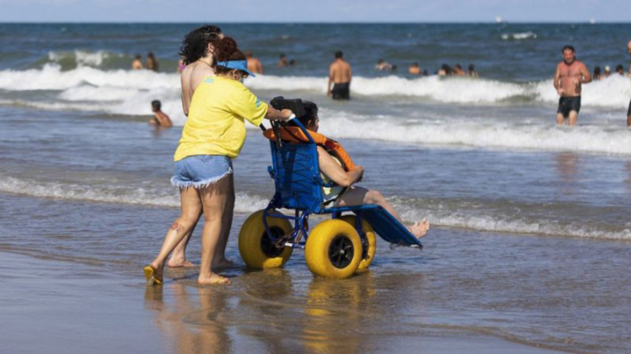 Serviços de cadeiras anfíbias e passarelas tornam as praias paranaenses mais acessíveis
