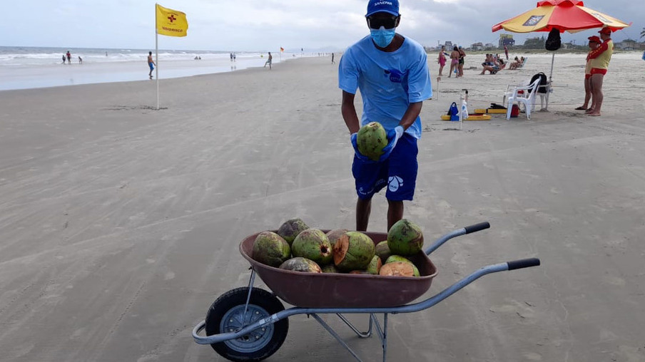 Sanepar coleta 600 kg de coco verde por dia nas praias de Pontal do Paraná - Curitiba, 27/01/2022