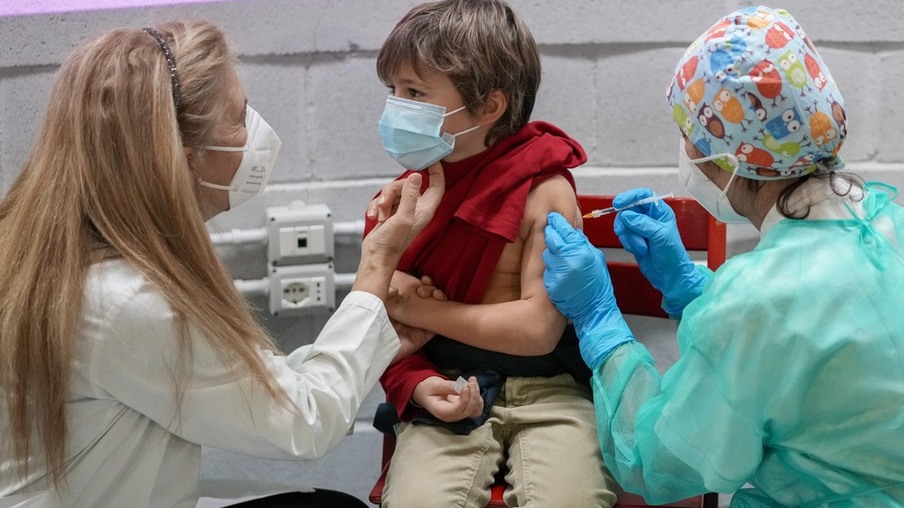 Mais de 30 países já estão vacinando crianças contra Covid pelo mundo