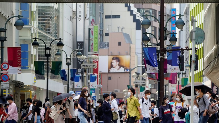 Internacional: Japão tem recorde de 27 mil casos de covid; governo avalia restrições
