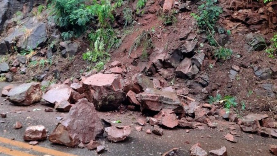 Deslizamento de pedras interdita meia pista na PR 488, em Diamante do Oeste