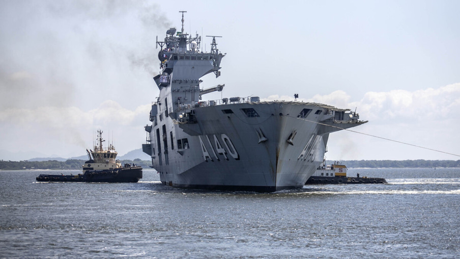 Porto de Paranaguá recebe fragata e navio-aeródromo de mais de 200 metros da Marinha