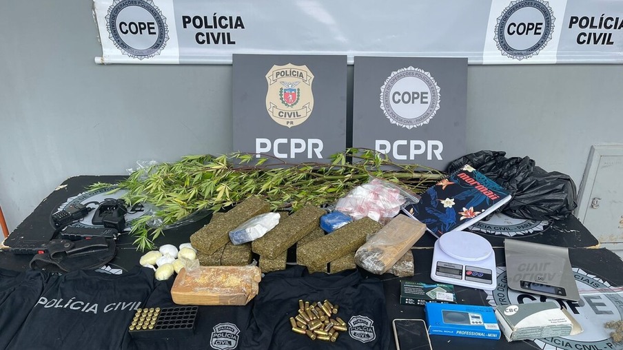 Em operação na Grande Curitiba, PCPR apreende uniformes falsos da polícia e drogas