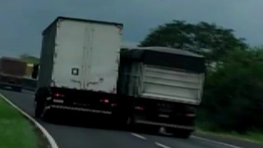 Motorista joga caminhão em cima de carreta e quase provoca tragédia após briga de trânsito no Paraná