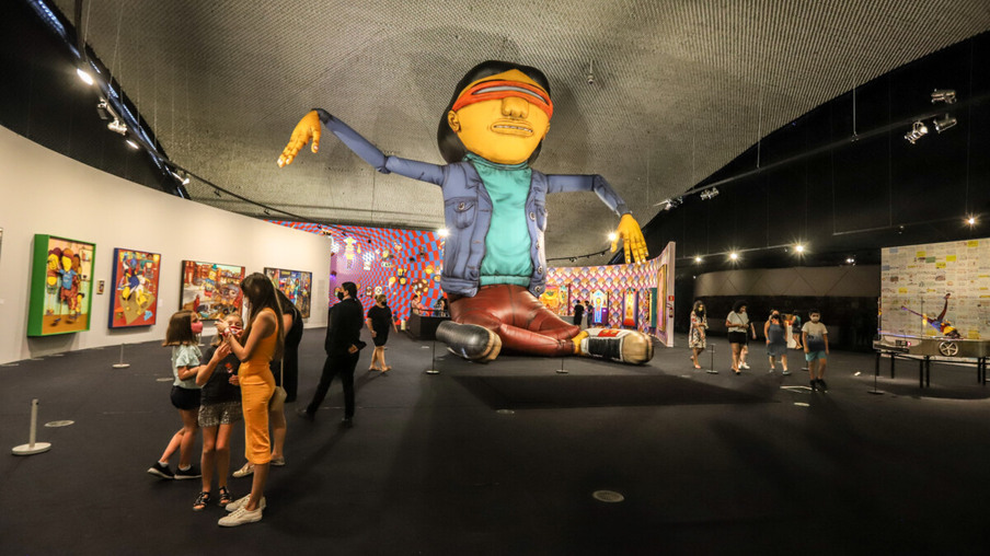 Publico visitando a exposição “OSGEMEOS: Segredos” no Museu Oscar Niemeyer (MON), nesta quarta-feira (1).