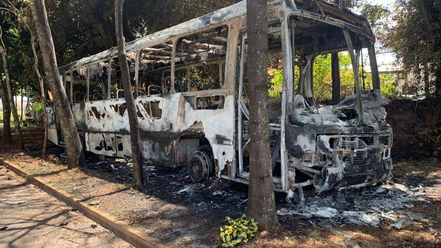 Ônibus escolar é destruído após incêndio em Novo Sarandi