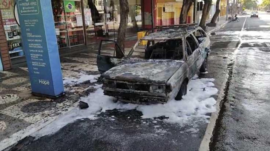 Veículo é destruído por fogo no centro da cidade de Guaíra