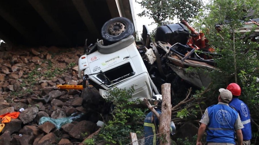 Três pessoas morrem após caminhão cair de ponte na BR 158, no Paraná