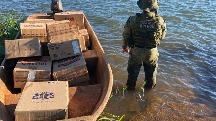 Polícia apreende 3 mil pacotes cigarros após homem abandonar o barco em Pato Bragado