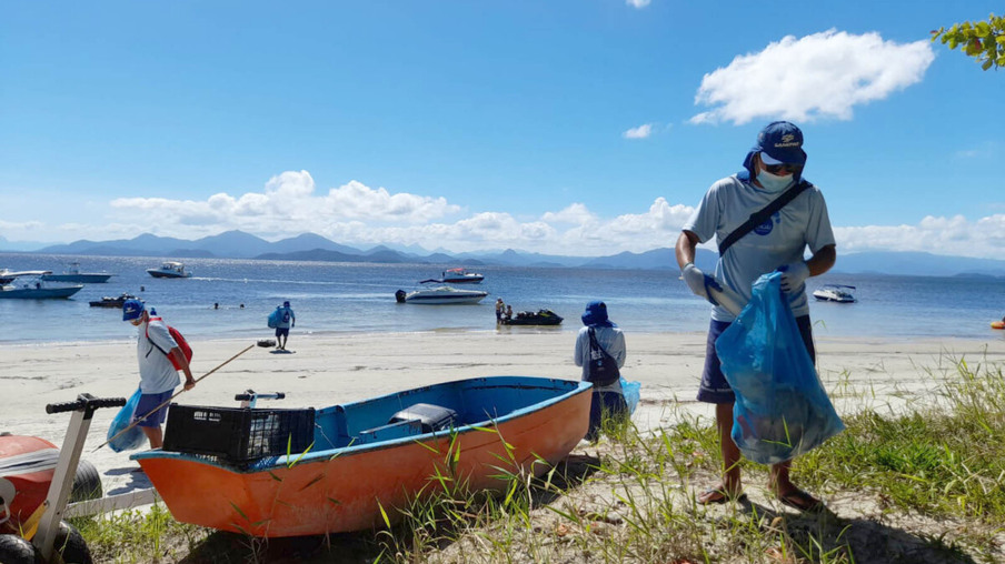 Sanepar coleta 200 quilos de lixo em Guaraqueçaba e na Ilha das Peças