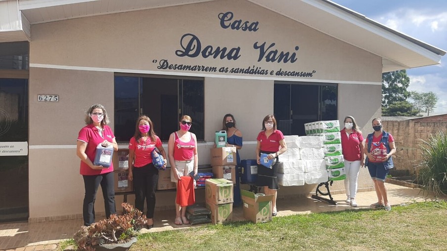 Casa Dona Vani recebe donativos da Associação Cascavel Rosa