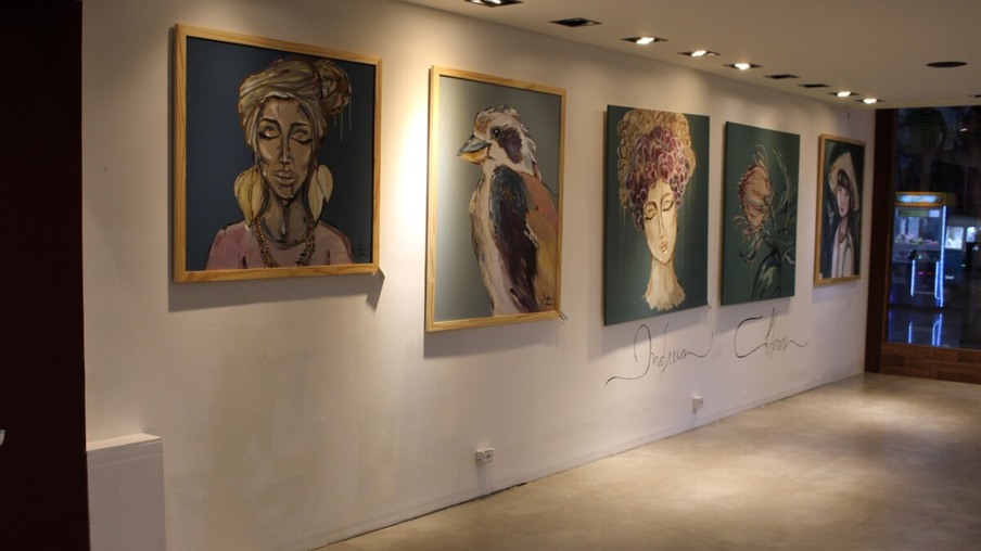 Obras da artista Andreia Calderari estão em exposição em Shopping de Cascavel