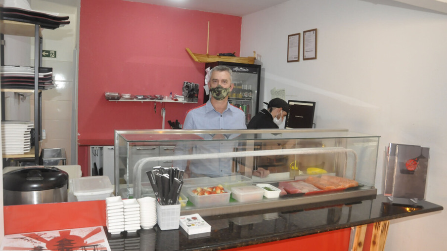 Parceria de crédito entre Fomento Paraná e BRDE já alcança 924 pequenos negócios - Na foto, o empresário Ailton Trevisolo, dono do restaurante Taka Taka Sushi, localizado no bairro Boqueirão - 09/-2/2022