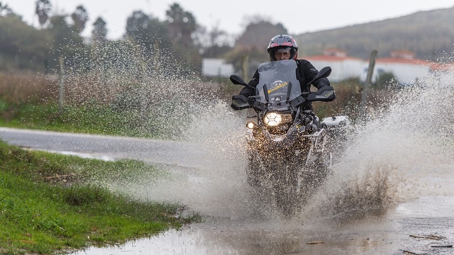 Saiba como pilotar moto na chuva com segurança