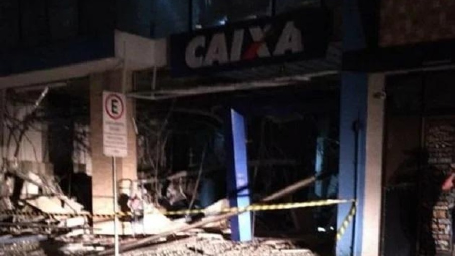 Curitiba: Ladrões explodem agência bancária na Lapa, trocam tiros com a polícia e fogem