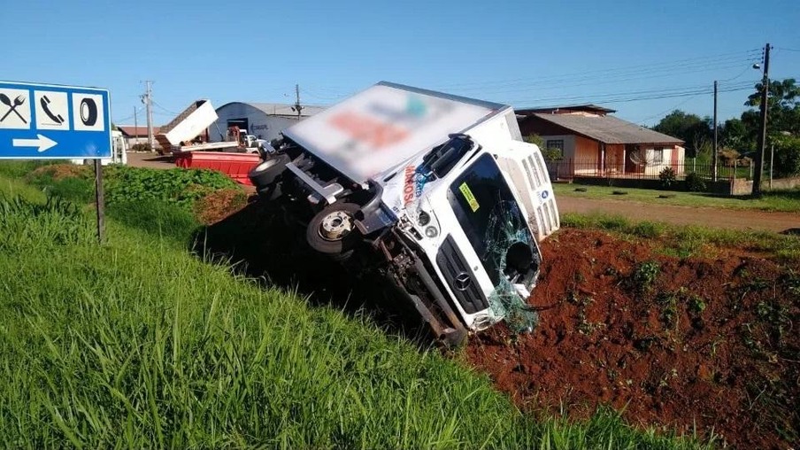 Caminhão de Palotina se envolve em acidente próximo a Guaraniaçu