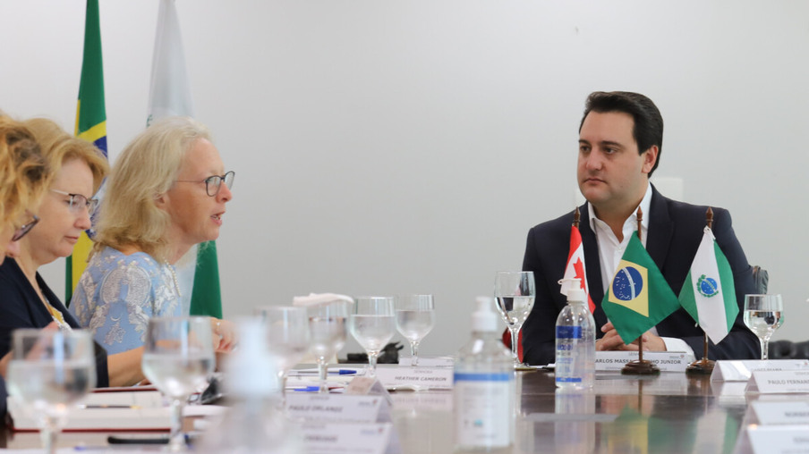 O governador Carlos Massa Ratinho Junior  recebe  nesta quarta-feira (30), no Palácio Iguaçu, Embaixadora do Canadá no Brasil, Jennifer May .  - 30/03/2022 - Foto: Geraldo Bubniak/AEN