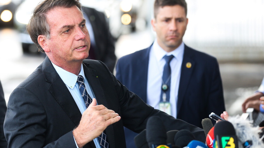 Presidente Jair Bolsonaro cumprimenta populares e fala à imprensa no Palácio da Alvorada