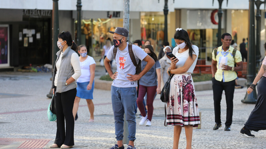 Movimentacao de pessoas usando mascaras para prevencao do Coronavirus no centro de Curitiba nesta segunda-feira(18). Curitiba - 18/05/2020 - Foto: Geraldo Bubniak/AEN