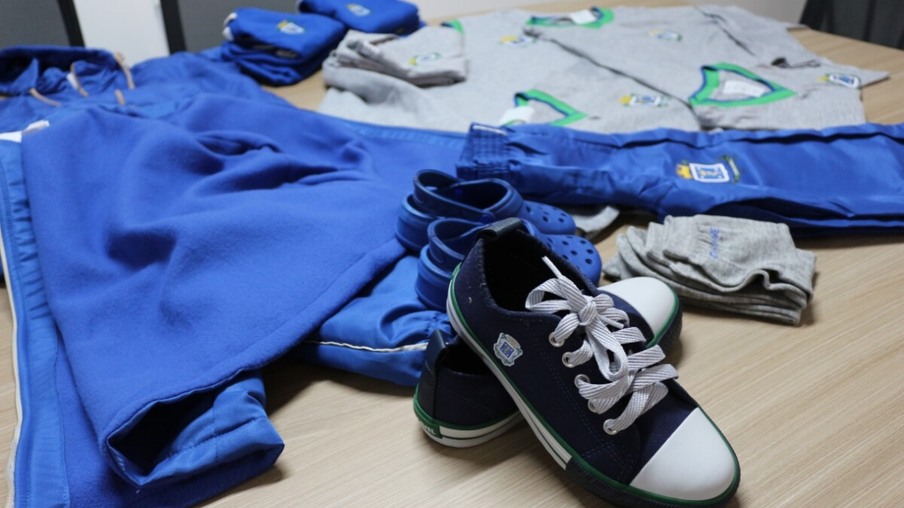 Educação de Cascavel começa montar Kits de uniformes para 2022